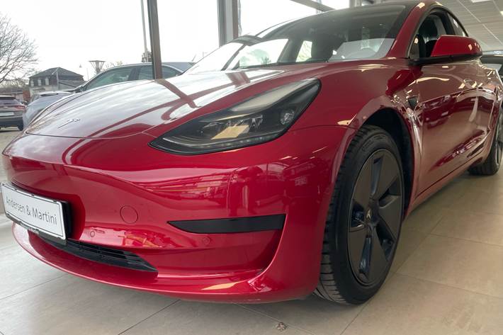 Rød Tesla Model 3 fra 2021