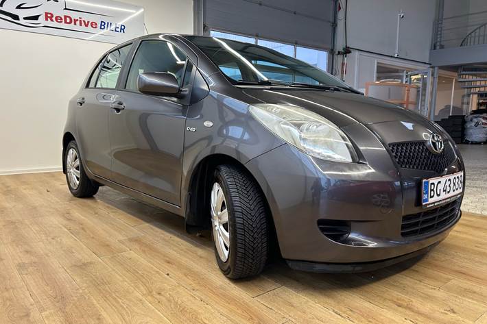 Sort Toyota Yaris fra 2008