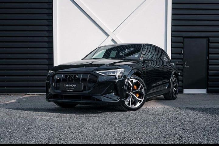 Gul Audi e-tron S fra 2021 set udefra