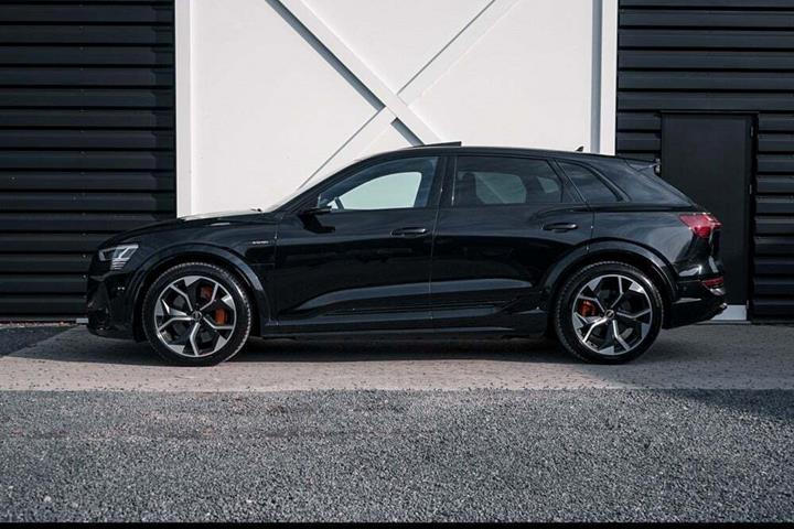 Gul Audi e-tron S fra 2021
