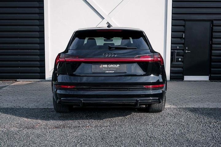 Gul Audi e-tron S fra 2021