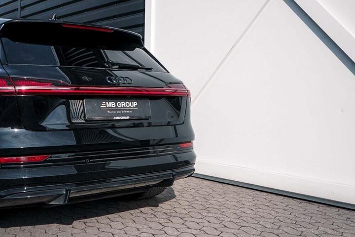Gul Audi e-tron S fra 2021