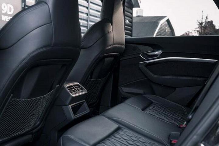 Gul Audi e-tron S fra 2021