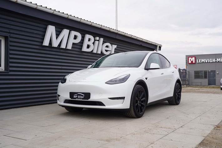 Hvid Tesla Model Y fra 2022