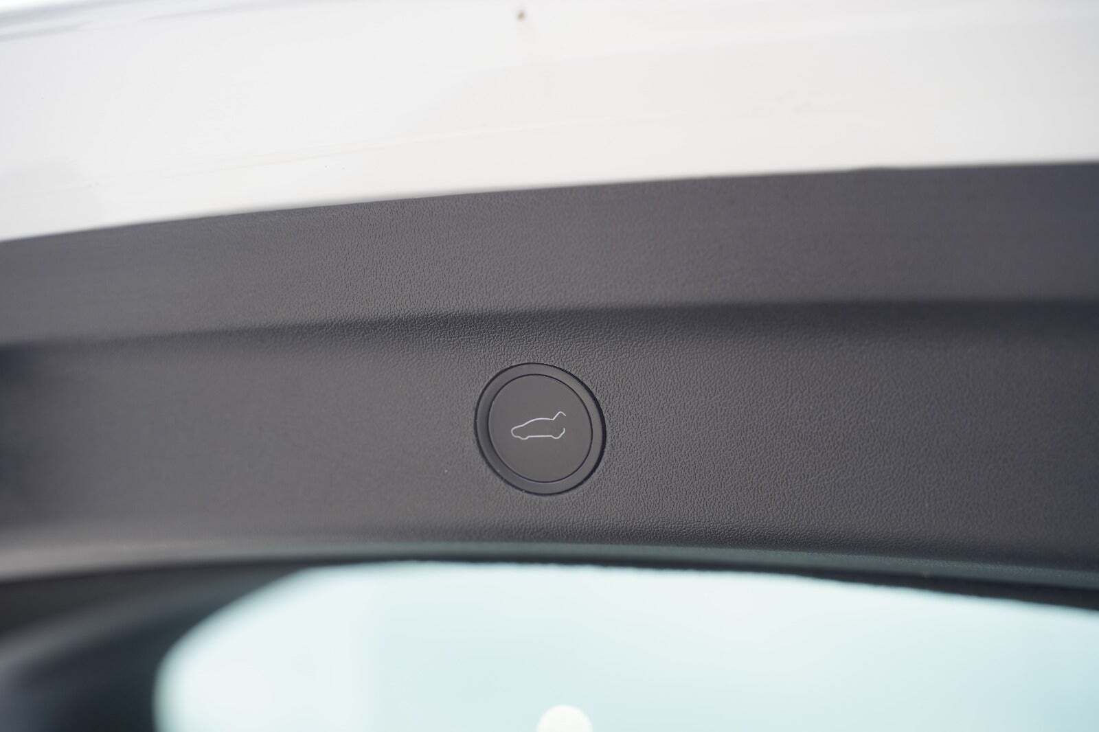 Hvid Tesla Model Y fra 2022