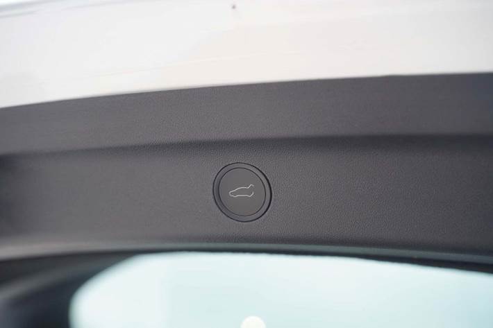 Hvid Tesla Model Y fra 2022