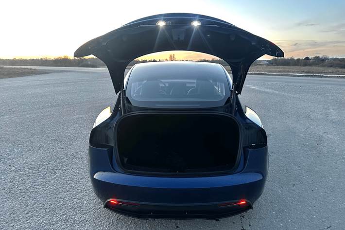 Blå Tesla Model 3 fra 2024