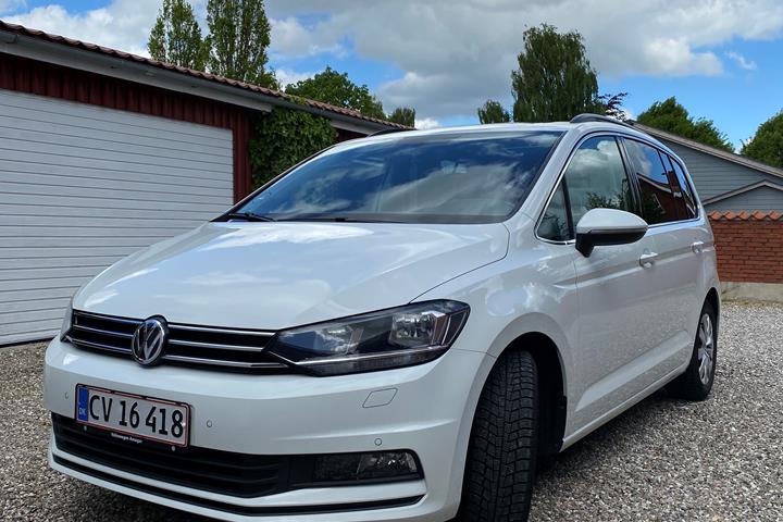Hvid VW Touran fra 2017