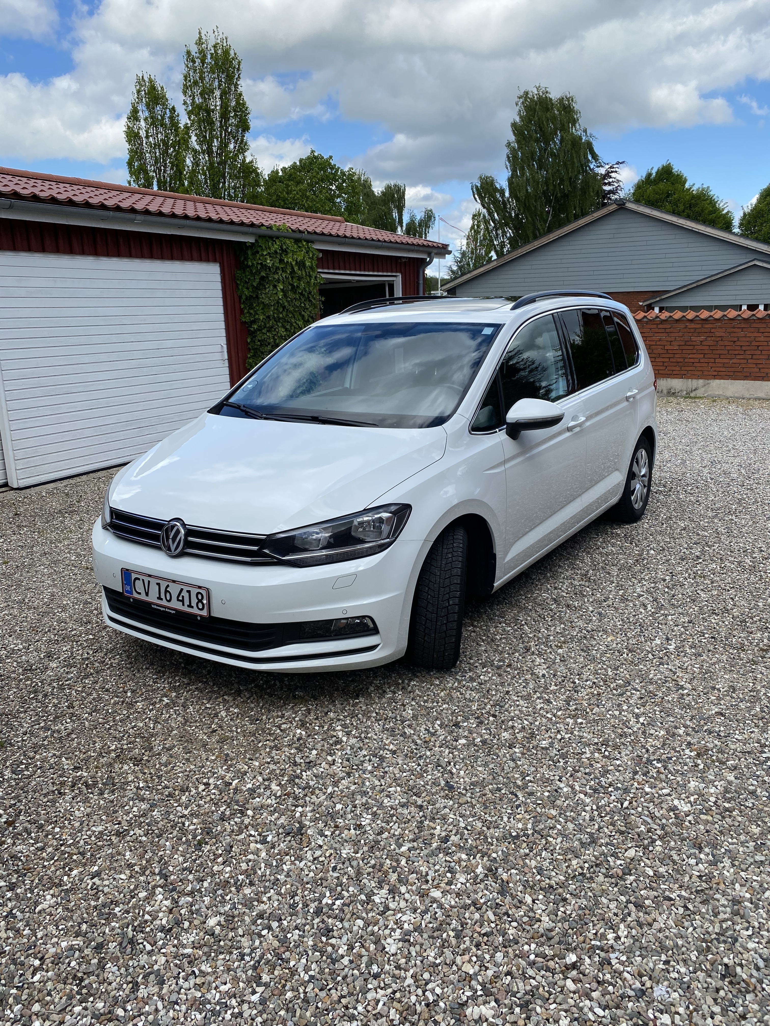 Hvid VW Touran fra 2017