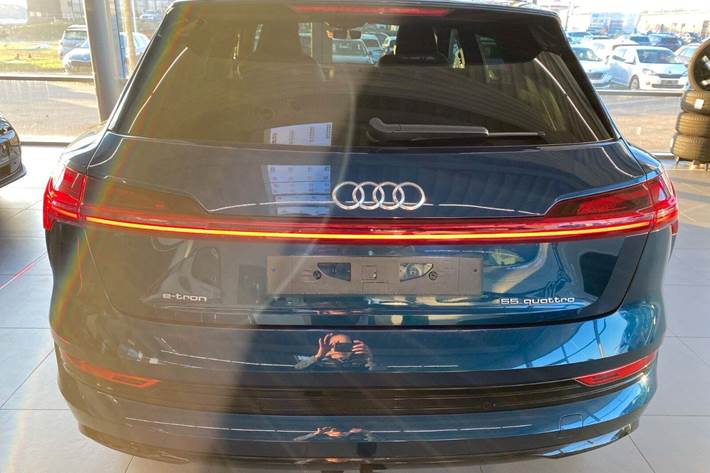 Blå Audi e-tron fra 2020