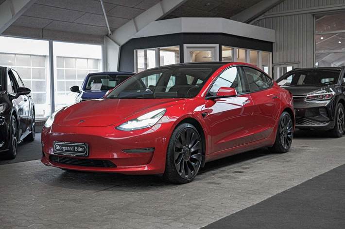 Rød Tesla Model 3 fra 2021