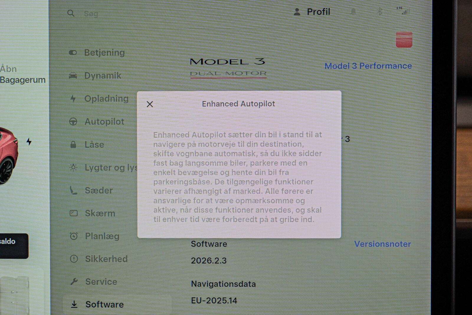 Rød Tesla Model 3 fra 2021