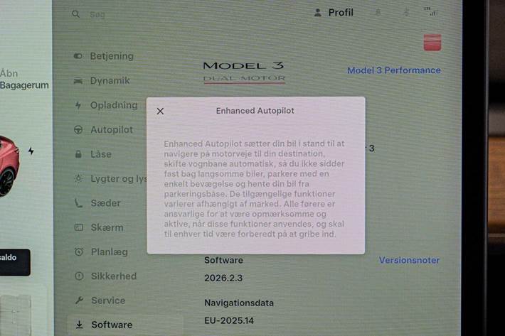 Rød Tesla Model 3 fra 2021