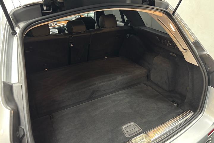 Sølv Mercedes E300 de fra 2019
