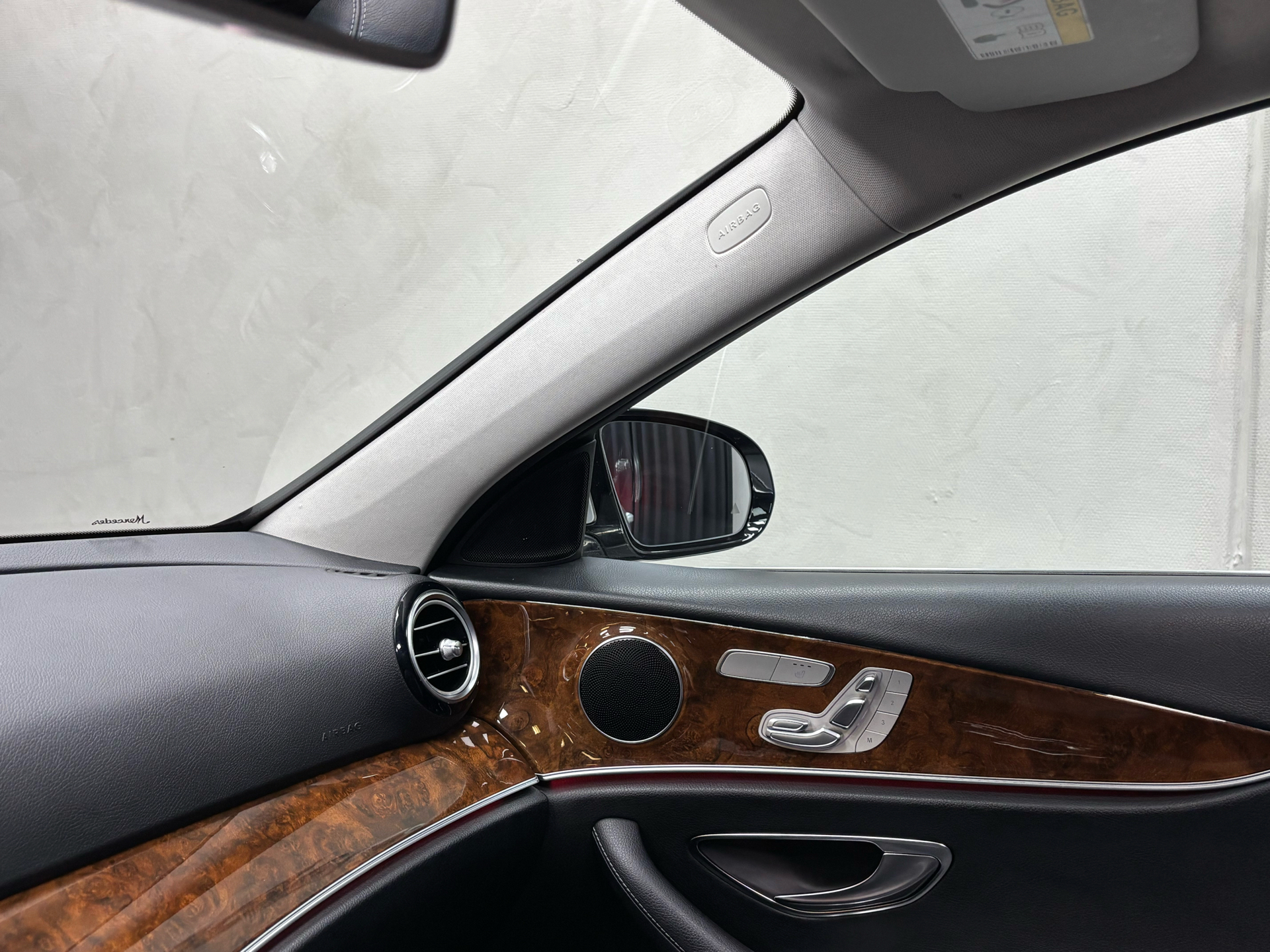 Sølv Mercedes E300 de fra 2019