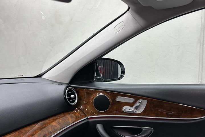 Sølv Mercedes E300 de fra 2019
