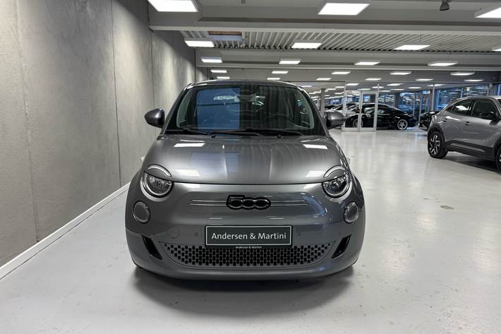 Grå Fiat 500e fra 2023