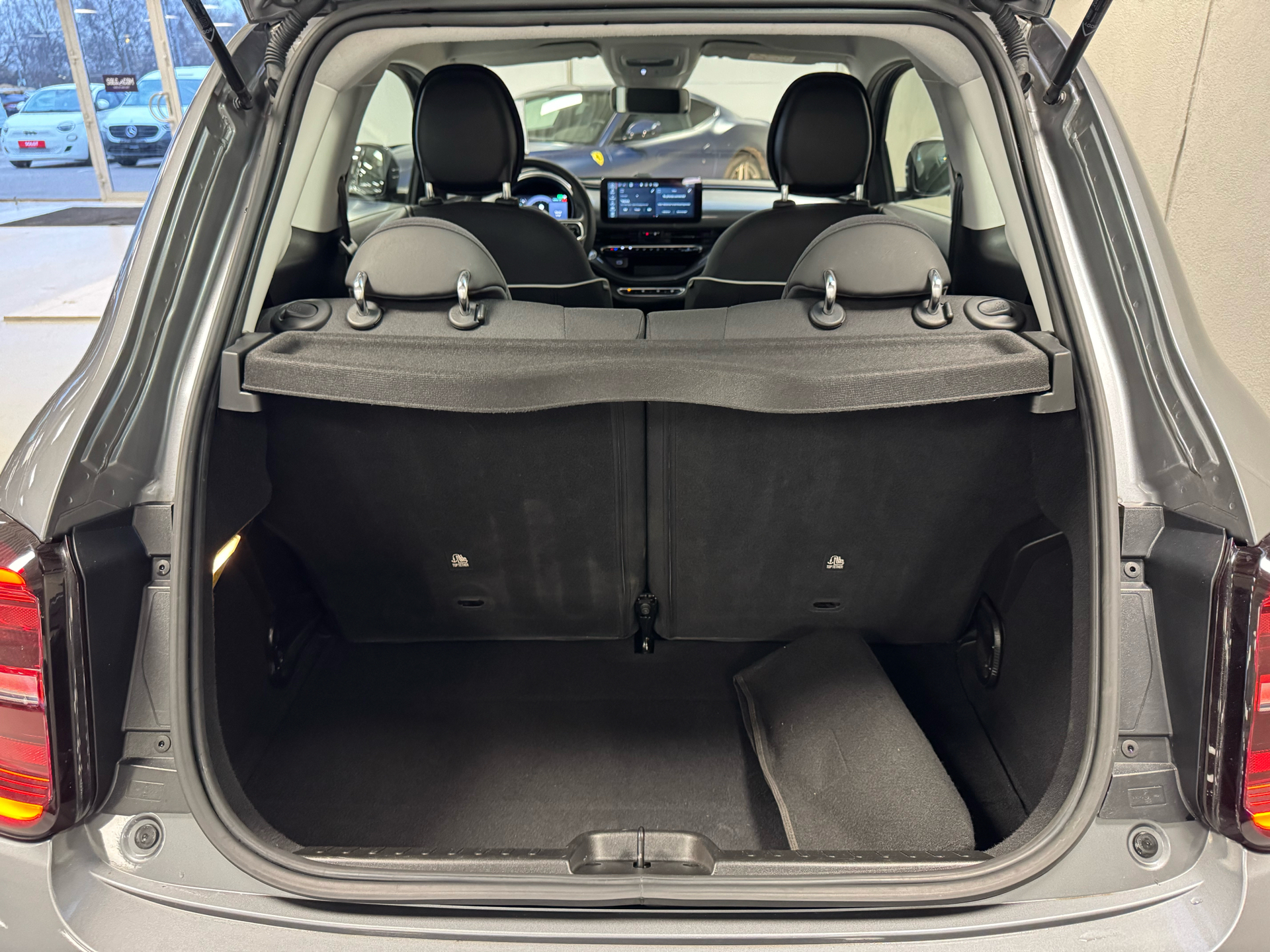 Grå Fiat 500e fra 2023