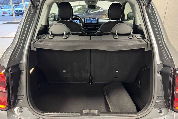 Grå Fiat 500e fra 2023