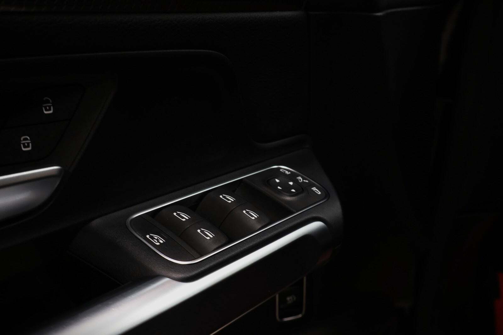 Sort Mercedes EQB300 fra 2022