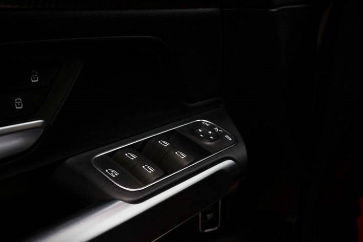 Sort Mercedes EQB300 fra 2022