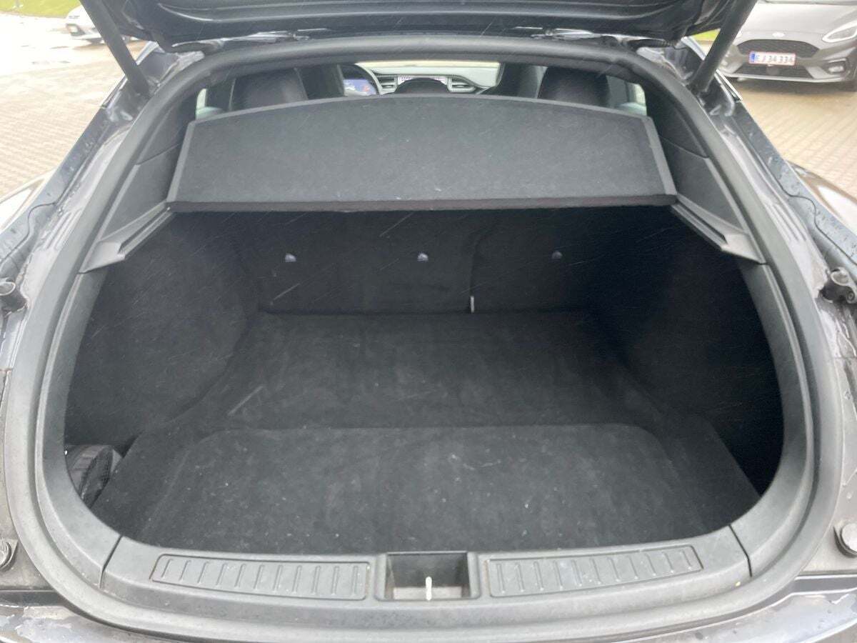 Grå Tesla Model S fra 2017