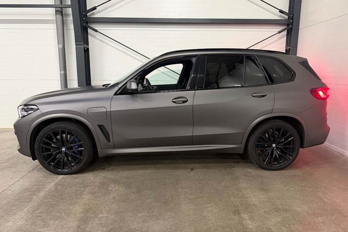 Grå BMW X5 fra 2020