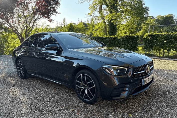 Grå Mercedes E300 de fra 2022