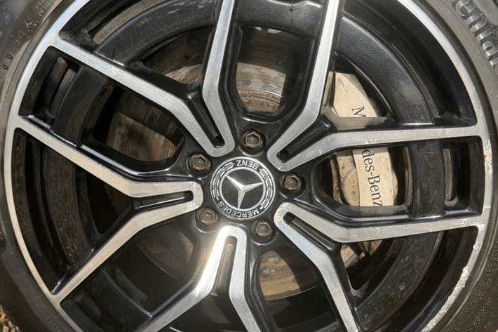 Grå Mercedes E300 de fra 2022