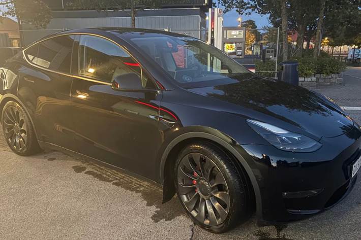 Sort Tesla Model Y fra 2022
