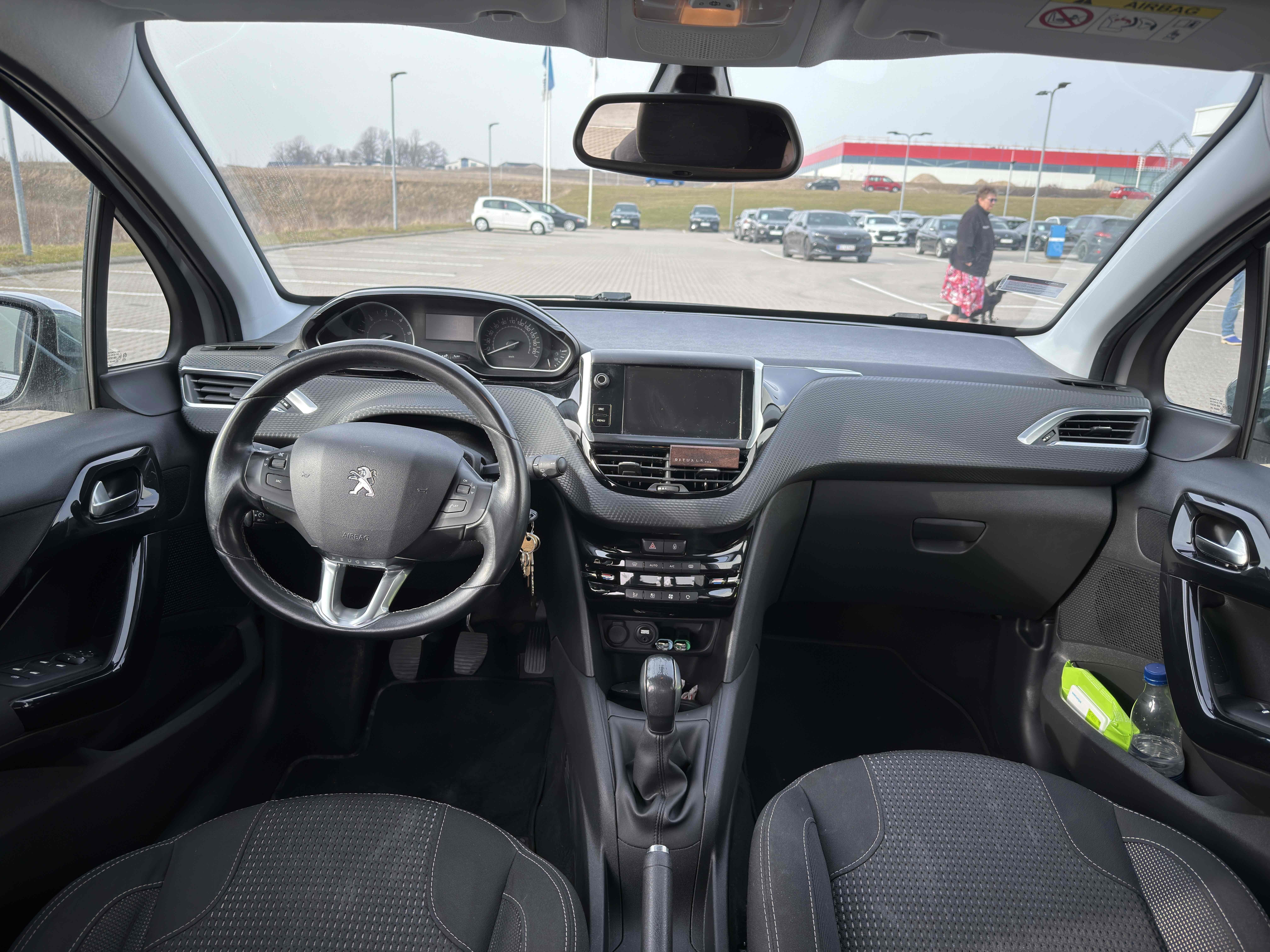 Grå Peugeot 208 fra 2016