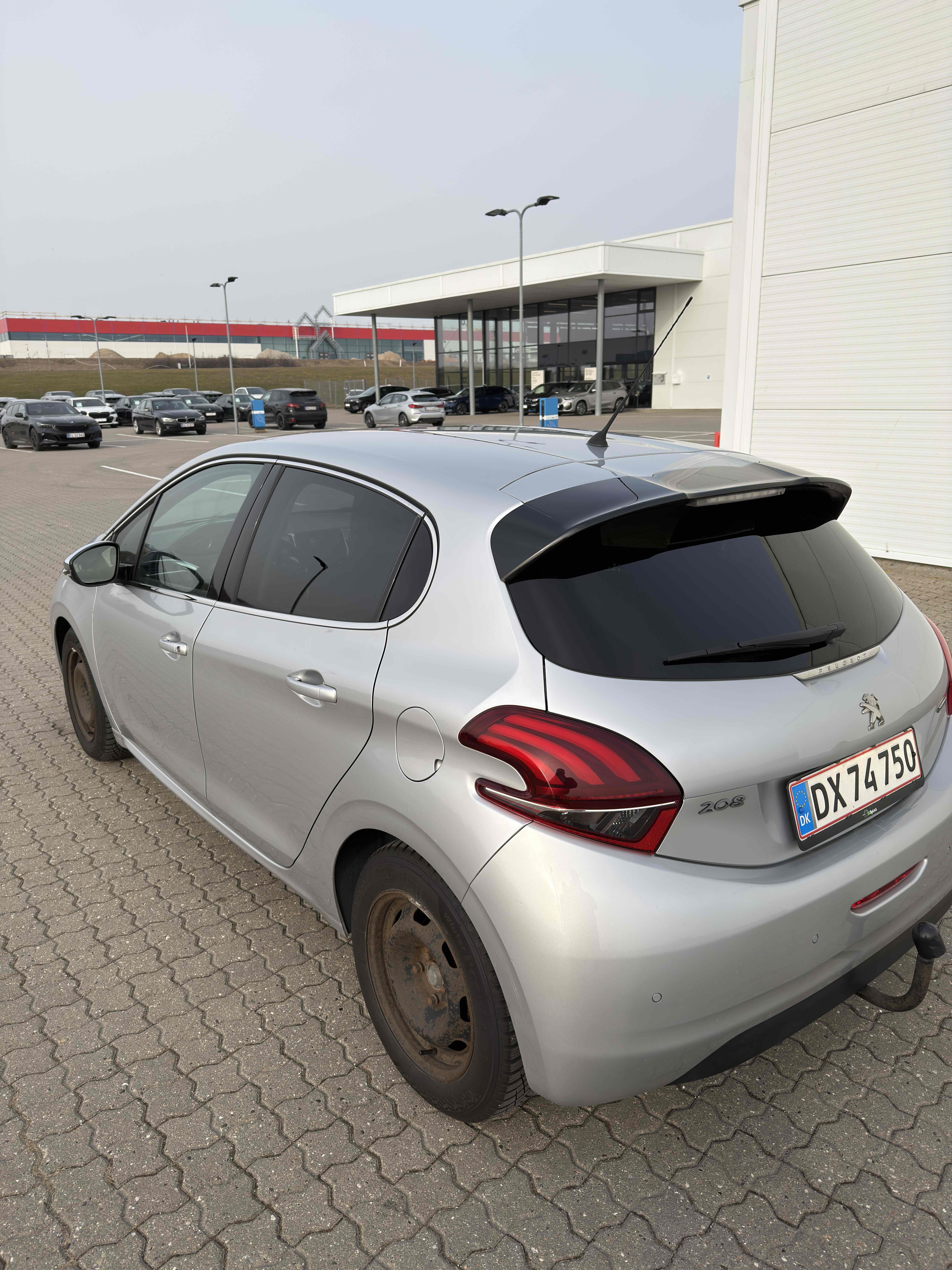 Grå Peugeot 208 fra 2016