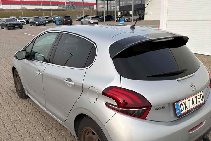 Grå Peugeot 208 fra 2016