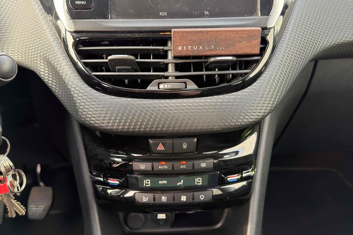 Grå Peugeot 208 fra 2016