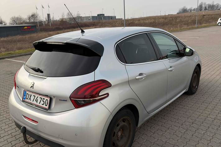 Grå Peugeot 208 fra 2016
