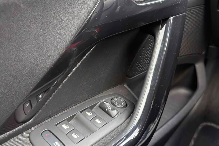 Grå Peugeot 208 fra 2016