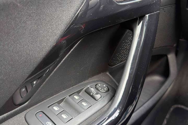 Grå Peugeot 208 fra 2016