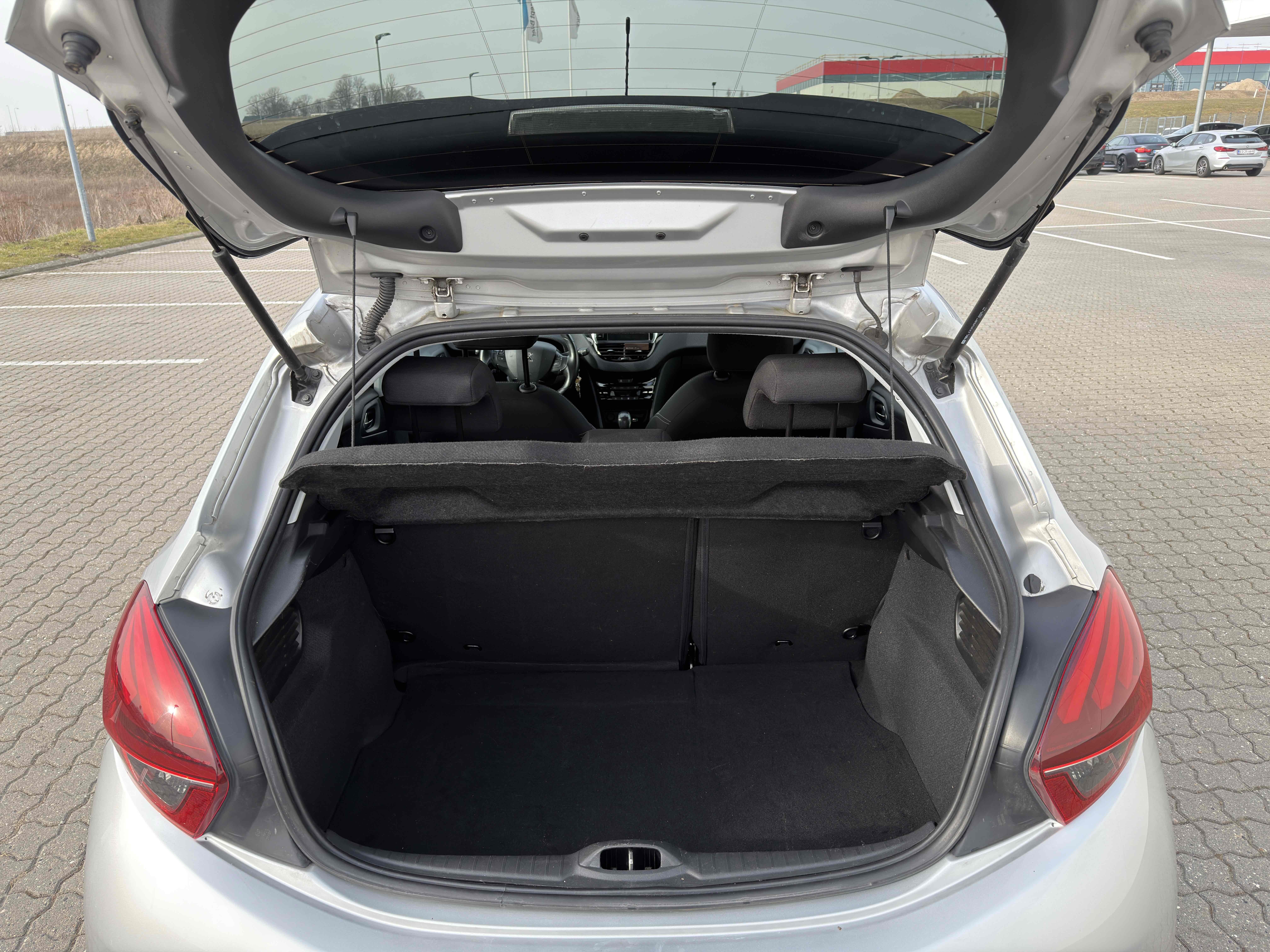 Grå Peugeot 208 fra 2016