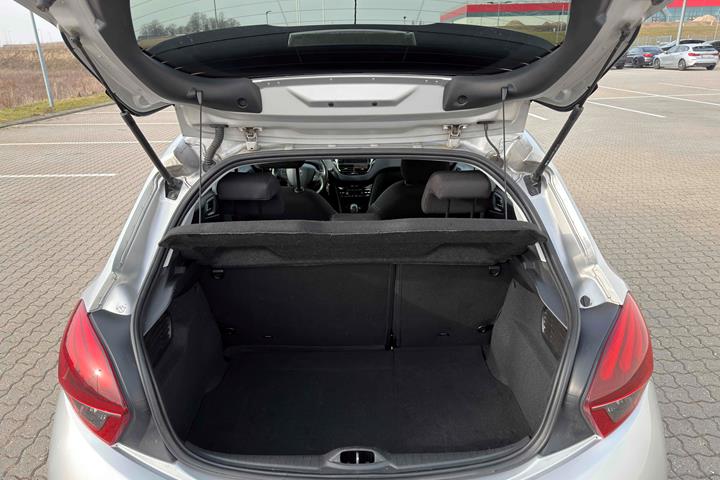 Grå Peugeot 208 fra 2016