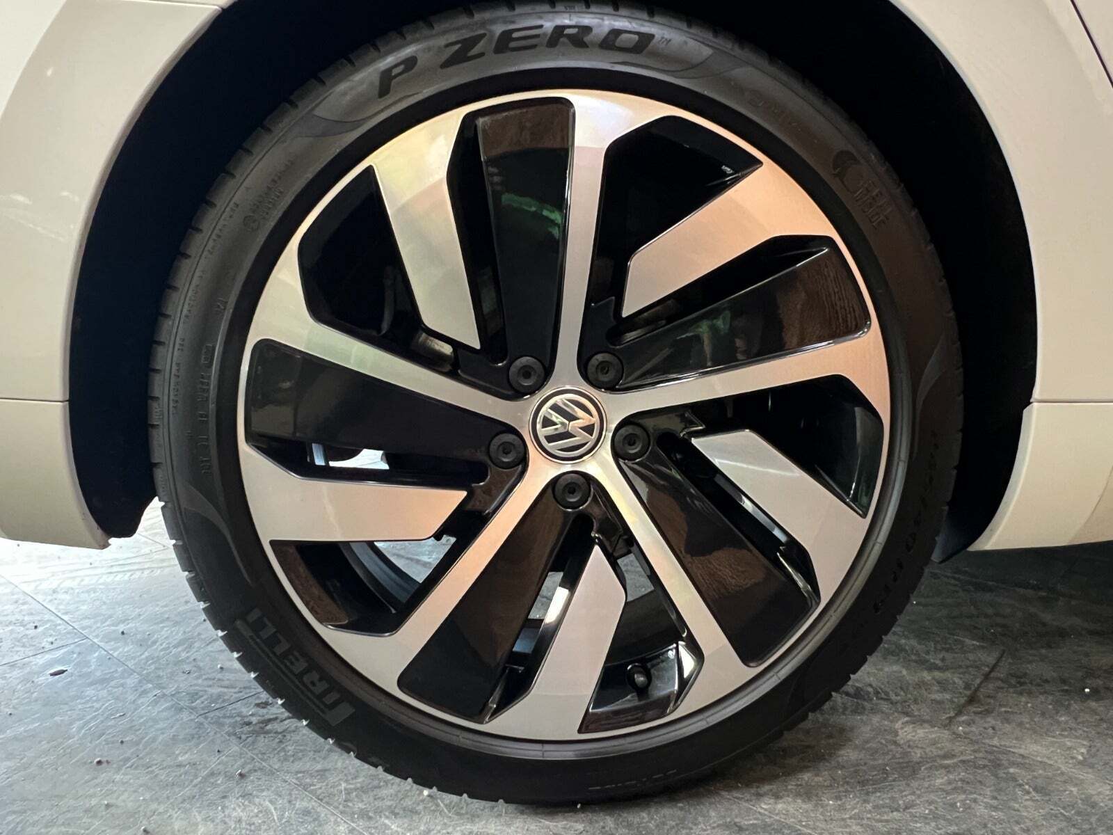 Hvid VW Arteon fra 2020