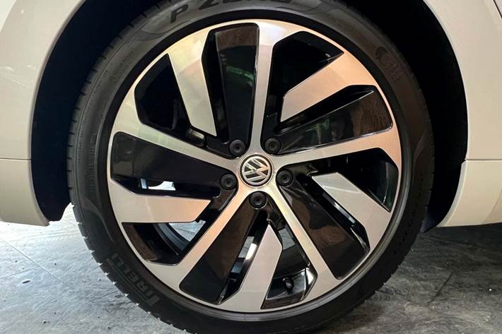 Hvid VW Arteon fra 2020