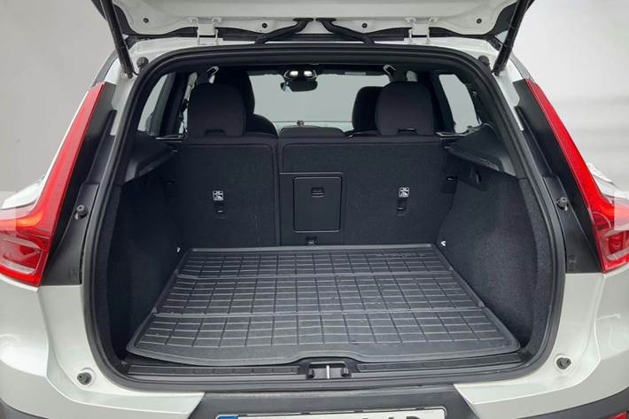 Hvid Volvo XC40 fra 2023