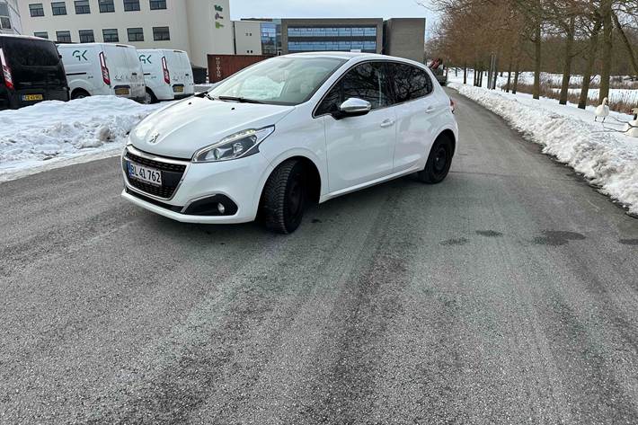 Hvid Peugeot 208 fra 2017
