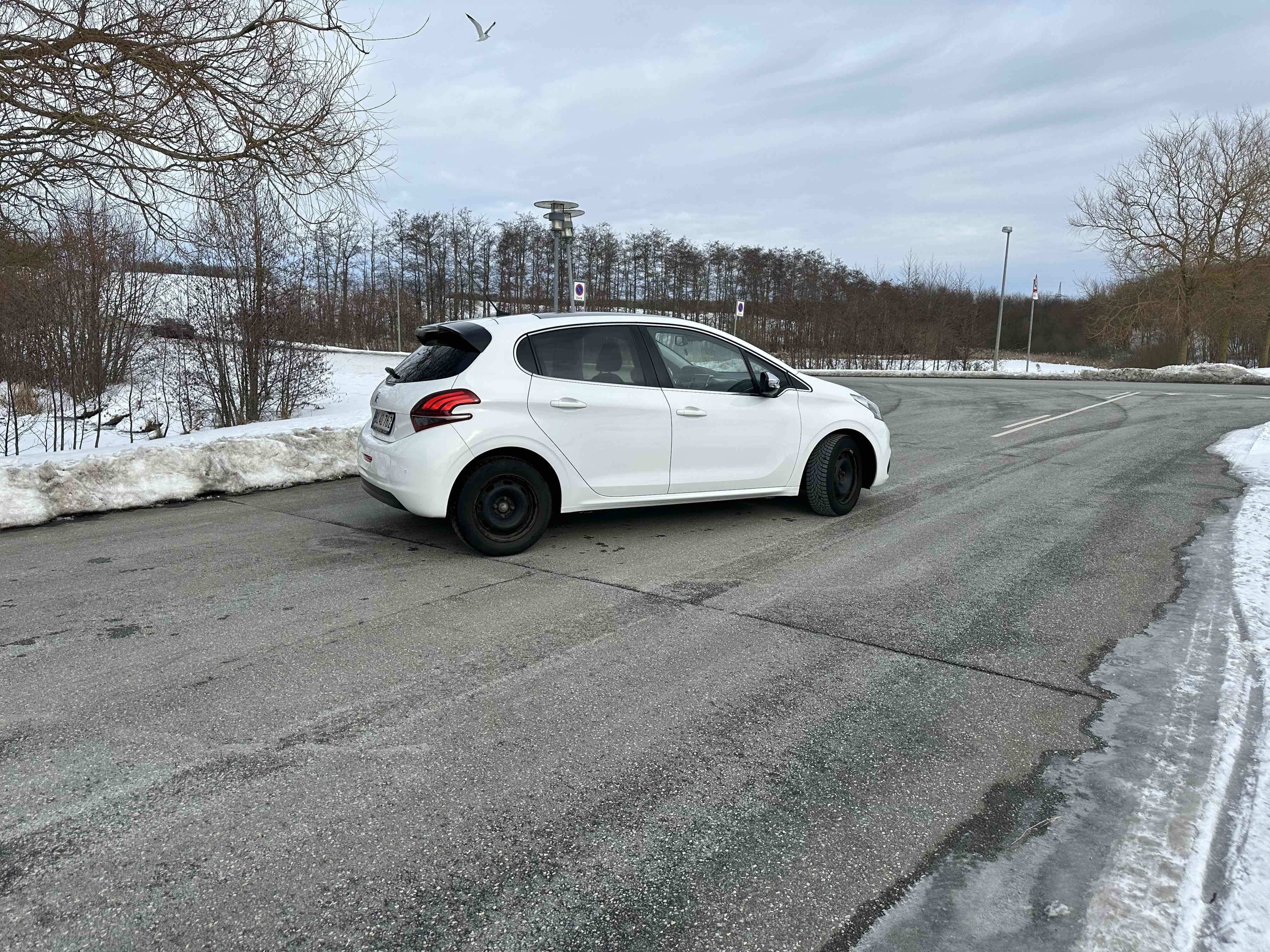 Hvid Peugeot 208 fra 2017