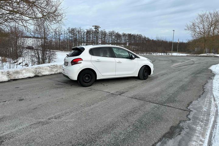 Hvid Peugeot 208 fra 2017