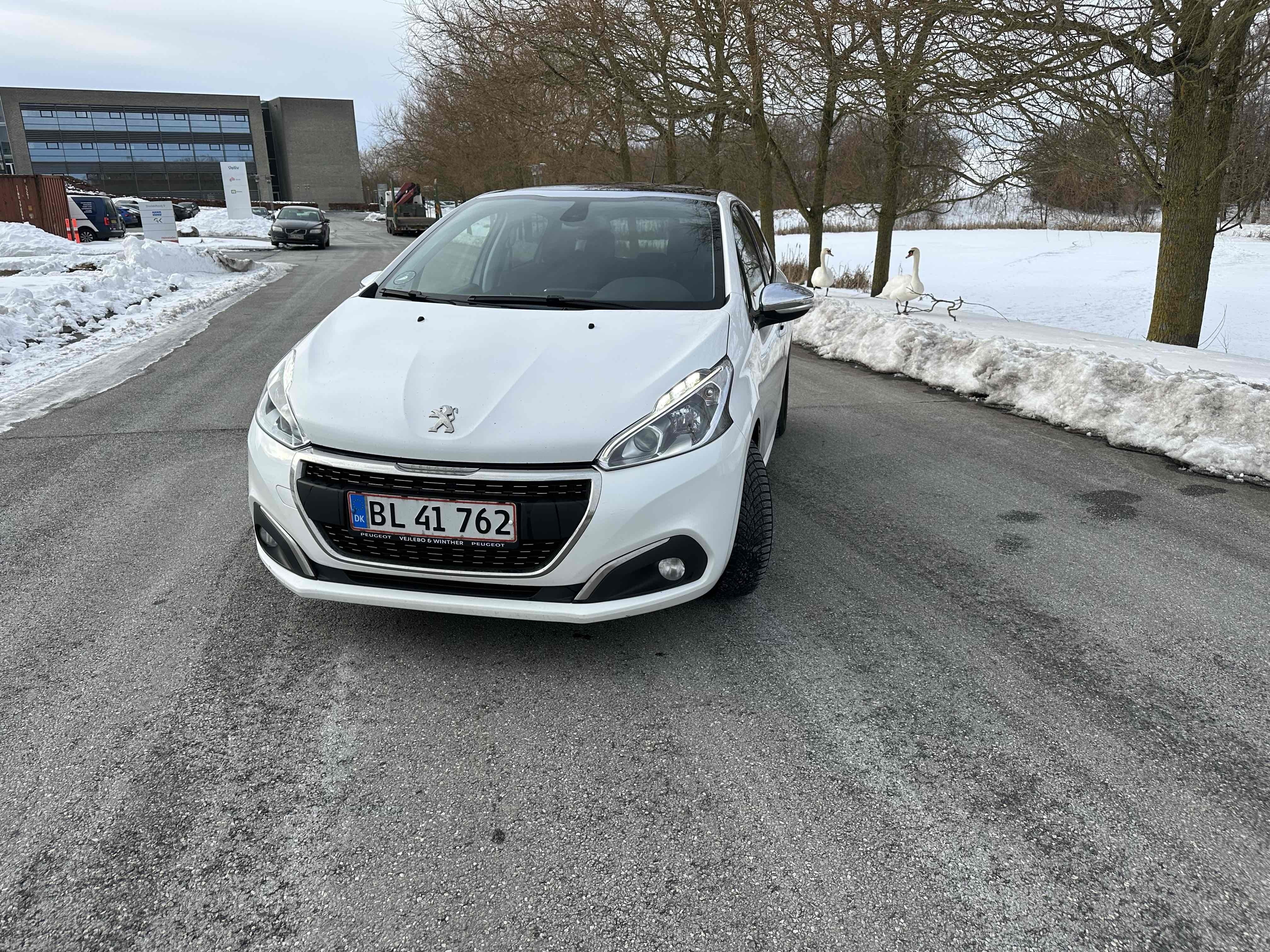 Hvid Peugeot 208 fra 2017