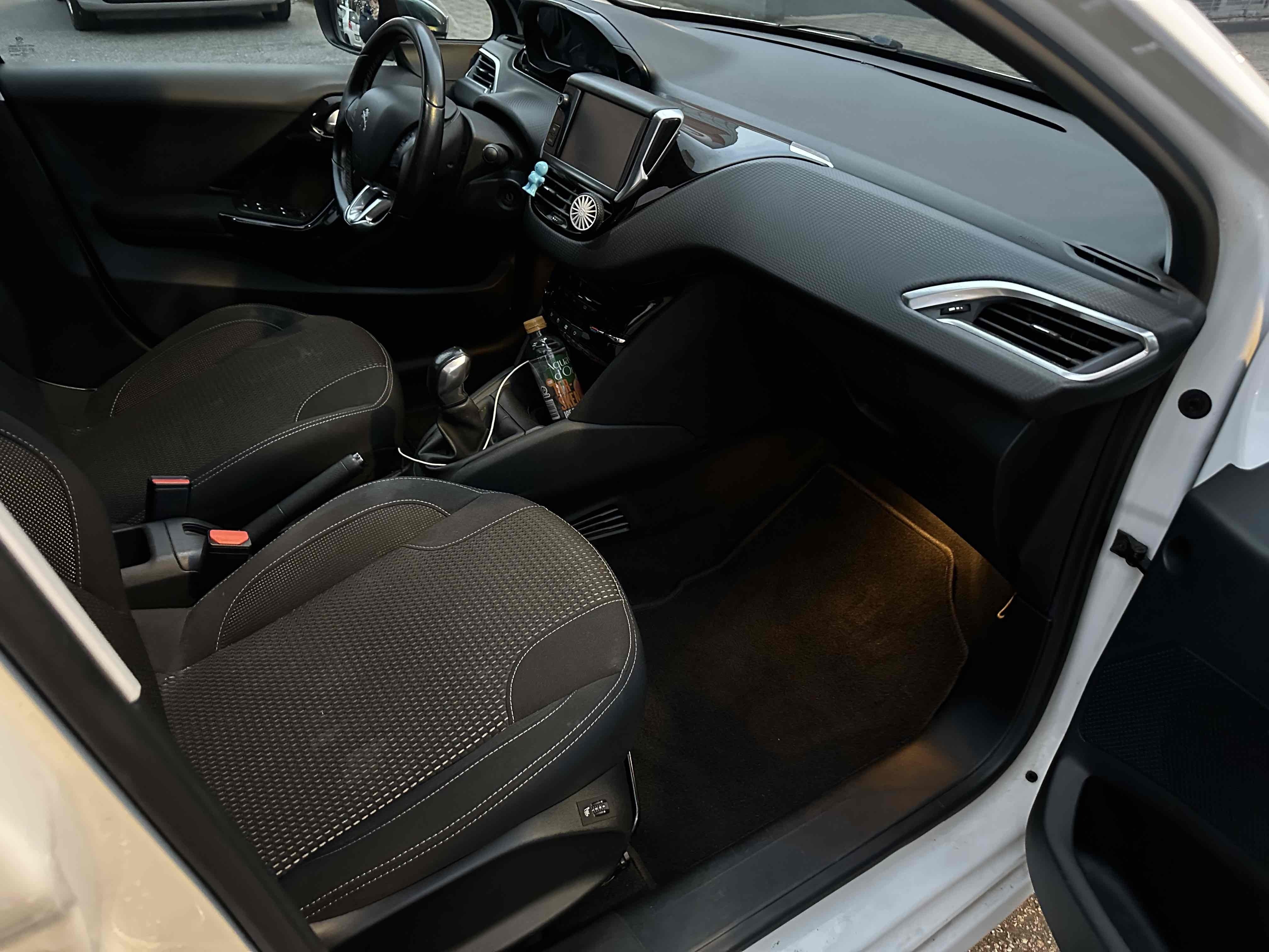 Hvid Peugeot 208 fra 2017