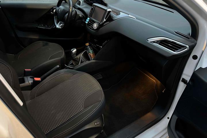 Hvid Peugeot 208 fra 2017