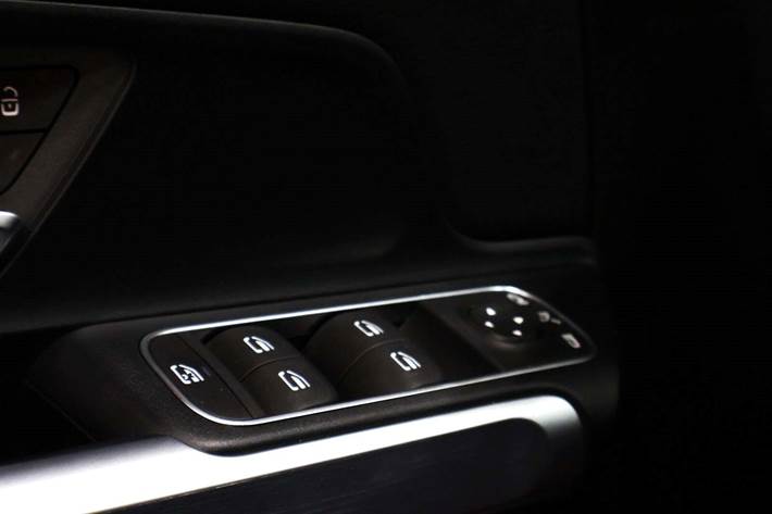 Hvid Mercedes EQB300 fra 2022