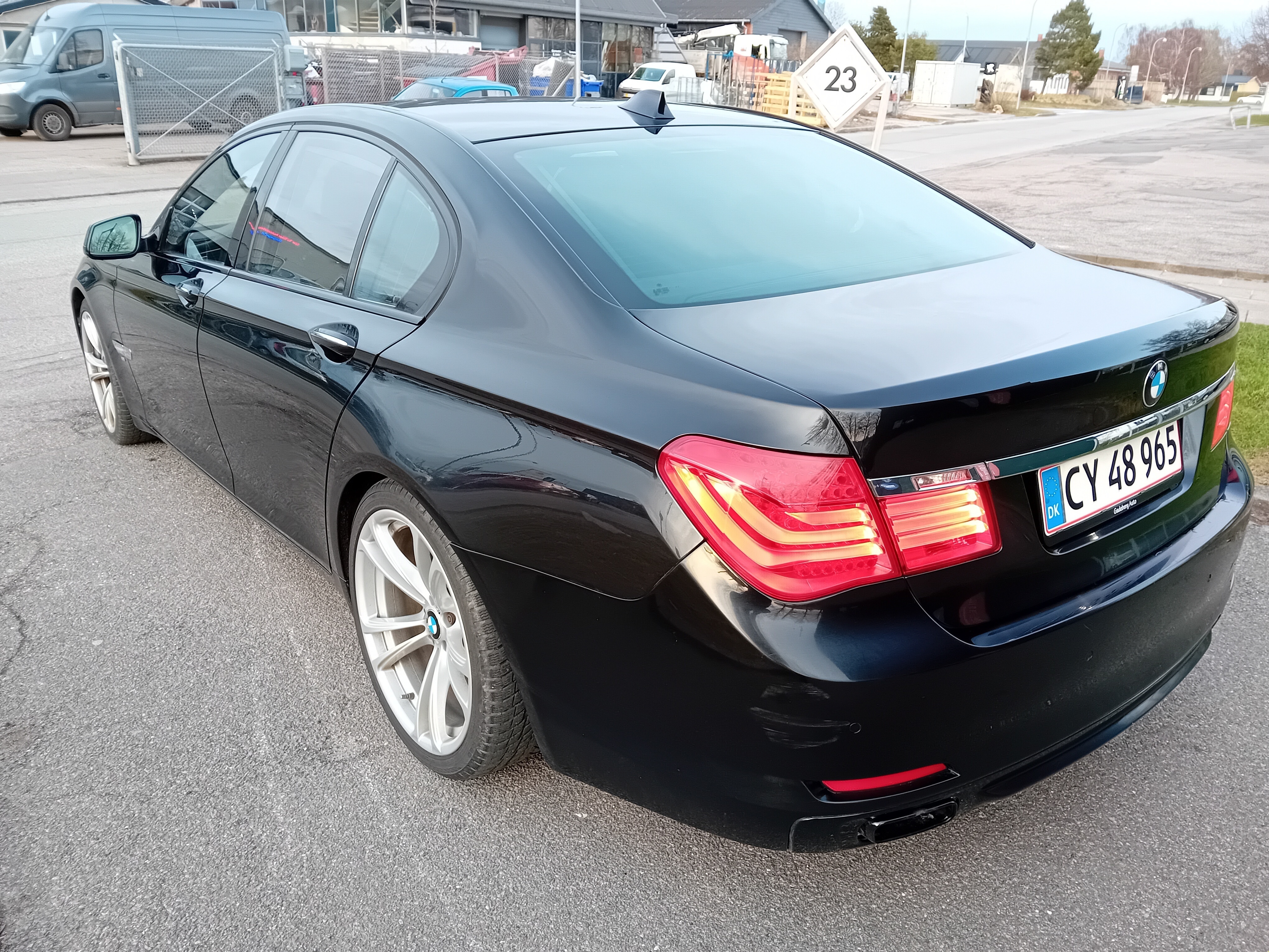 Sort BMW 740d fra 2011